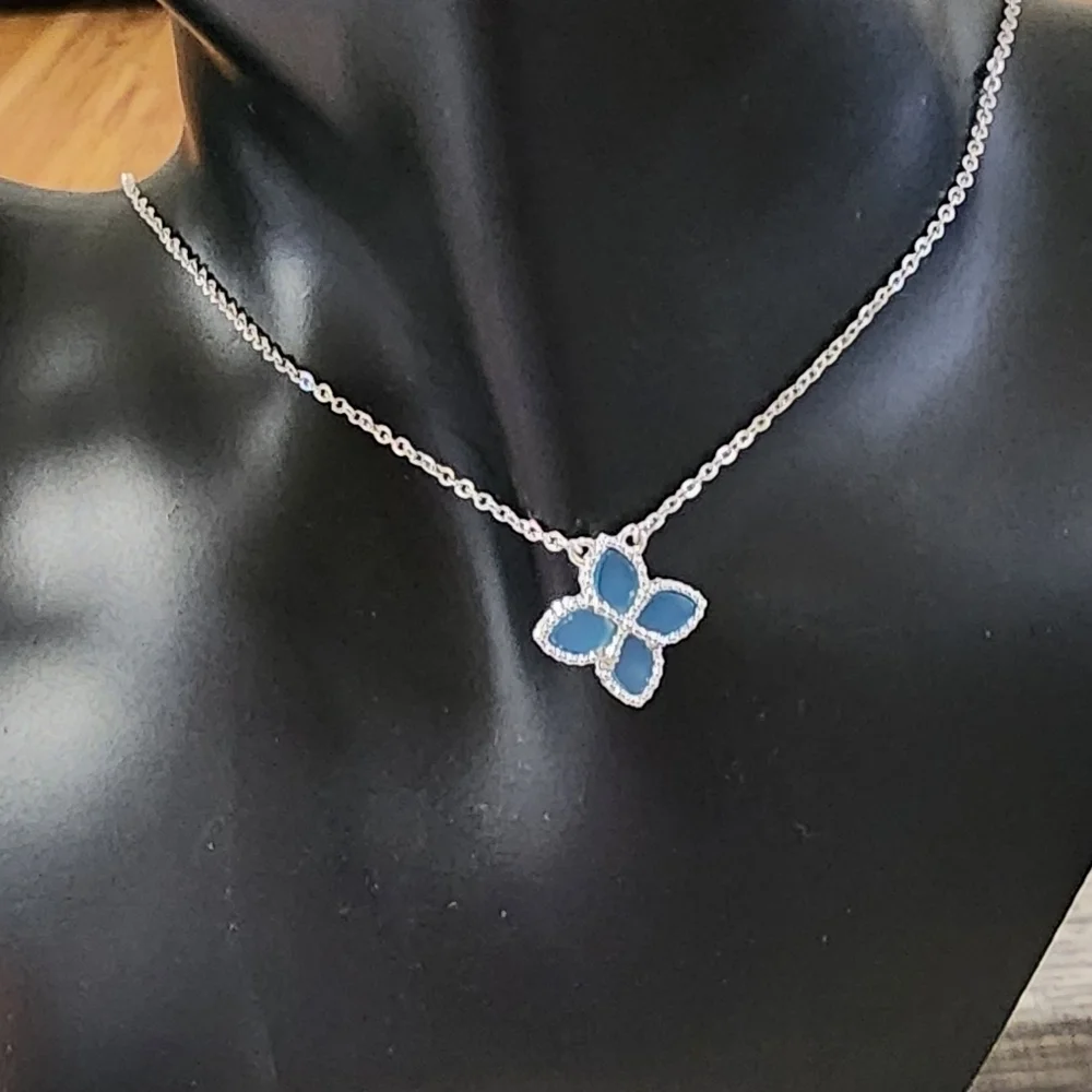 SAVVY CIE JEWELS Blue Agate Flower Pendant Necklace